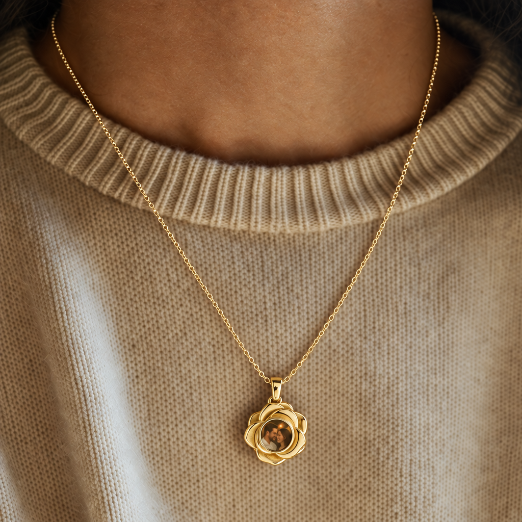 The Memory Necklace - Flower pendant, Gold